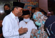 Presiden Jokowi Takziah ke Rumah Duka Almarhum Ferry Mursyidan Baldan FOTO: Presiden Jokowi saat bertakziah ke rumah duka almarhum Ferry Mursyidan Baldan di daerah Slipi, Jakarta, Jumat (02/12/2022). (Foto: BPMI Setpres/Rusman)