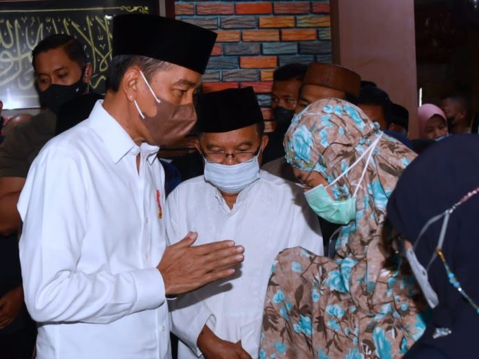 FOTO: Presiden Jokowi saat bertakziah ke rumah duka almarhum Ferry Mursyidan Baldan di daerah Slipi, Jakarta, Jumat (02/12/2022). (Foto: BPMI Setpres/Rusman)