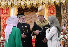 Diterima Wali Nanggroe Aceh, Netizen Sebut “Silahturahmi Nusantara” FOTO: Anies Baswedan bersama Wali Nanggroe Tgk Malik Mahmud Al-Haytar didampingi Tuha Peuet. Jumat (2/12/2022) (Properti Anies Baswedan)