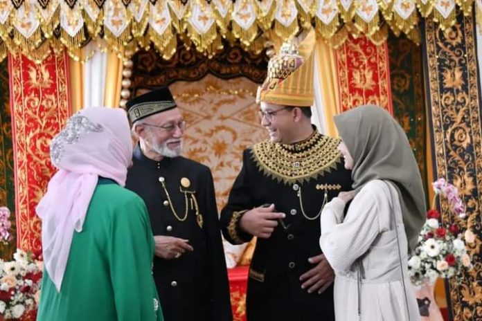 FOTO: Anies Baswedan bersama Wali Nanggroe Tgk Malik Mahmud Al-Haytar didampingi Tuha Peuet. Jumat (2/12/2022) (Properti Anies Baswedan)