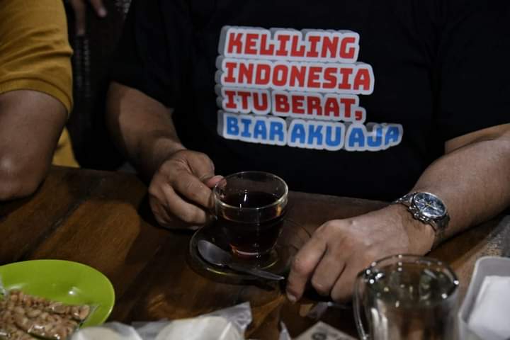 FOTO: Anies Baswedan gunakan T-Shirt bertuliskan "Keliling Indonesia itu Berat, Biar Aku Aja"