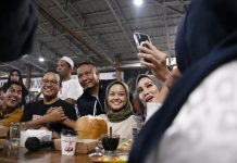 Menyerut Kopi di Aceh, Anies Gunakan T-Shirt Bertuliskan, “Keliling Indonesia itu Berat, Biar Aku Aja” FOTO: Mantan Gubernur DKI Jakarta berkunjung ke Banda Aceh dalam rangka safari politiknya.