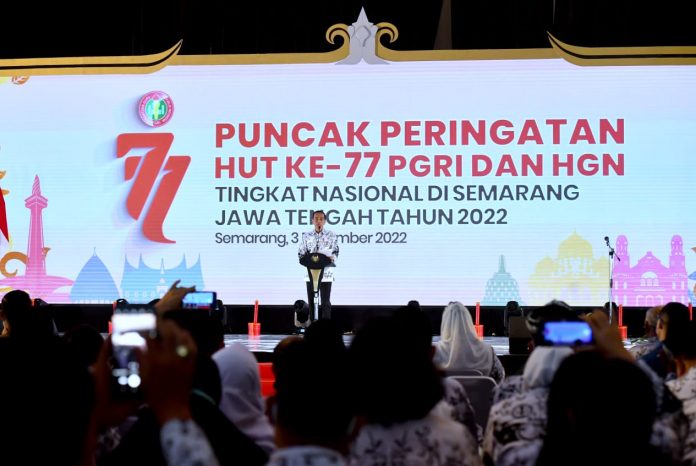 FOTO: Presiden Joko Widodo atau Jokowi menghadiri acara Puncak Peringatan HUT Ke-77 Persatuan Guru Republik Indonesia (PGRI) dan Hari Guru Nasional (HGN) Tahun 2022, di Marina Convention Center (MCC), Kota Semarang, Jawa Tengah.