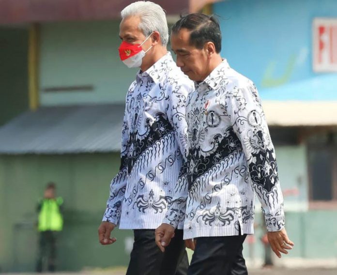 FOTO: Presiden Joko Widodo saat didampingi Gubernur Jawa Tengah Ganjar Pranowo untuk menghadiri peringatan HUT Ke 77 PGRI dan HGN di Semarang, Jawa Tengah (ist)