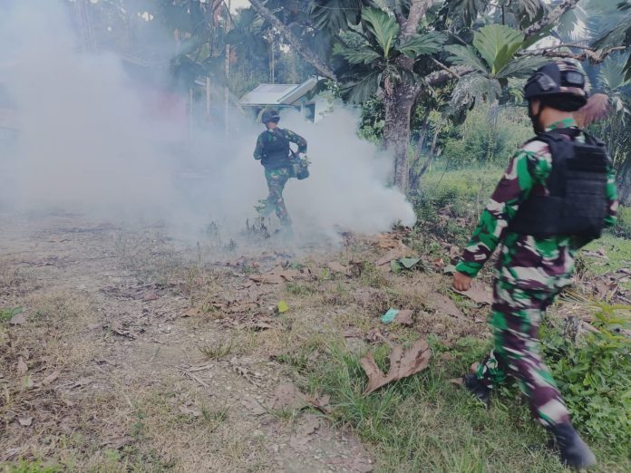 FOTO: Prajurit Satgas Pamtas Yonif 132/Bima Sakti mengadakan fogging ke rumah masyarakat Kp.Ubiyau, Distrik Arso, Kab.Keerom, Papua, pada hari Jumat (02/12).