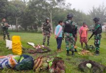 Borong Lagi!!! Prajurit Kostrad Blusukan Cari, Dekati, Dan Beli Habis Hasil Bumi Petani FOTO: Yonif Raider 321/GT/13/1 Kostrad Pos Napua bergerak Blusukan menuju Distrik Asotipo dan Distrik Hubukiak, Kabupaten Jayawijaya, Papua (03/12/2022).