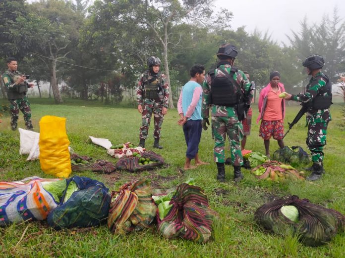 FOTO: Yonif Raider 321/GT/13/1 Kostrad Pos Napua bergerak Blusukan menuju Distrik Asotipo dan Distrik Hubukiak, Kabupaten Jayawijaya, Papua (03/12/2022).