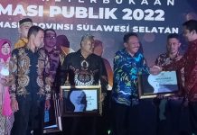 Desa Bira Raih Penghargaan Keterbukaan Informasi FOTO: Kepala Desa Bira Murlawa saat menerima penghargaan yang diserahkan oleh Wakil Ketua KI Pusat, Arya Sandhiyudha pada acara Penganugerahan Keterbukaan Informasi Publik, yang berlangsung di Ballroom Sandeq Hotel Claro Makassar, Jumat malam, 2 Desember 2022.