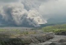 Gunung Berapi Semeru Kembali Muntahkan Awan Panas Foto hasil tangkap layar dari akun twitter resmi milik @BNPB_Indonesia seperti terlihat Ahad (4/12/2022)