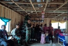 Sambut Natal Bersama Warga Papua Pegunungan, Satgas Kostrad Ibadah Bersama Di Daerah Penugasan FOTO: Personel Satgas Yonif Raider 321/GT/13/1 Kostrad melaksanakan ibadah minggu bersama masyarakat Jemaat Gereja untuk meningkatkan keimanan, bertempat di Distrik Dal, Kabupaten Nduga, Papua. Minggu (4/12/2022)