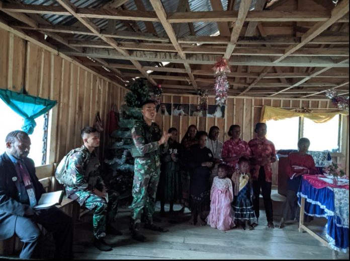 FOTO: Personel Satgas Yonif Raider 321/GT/13/1 Kostrad melaksanakan ibadah minggu bersama masyarakat Jemaat Gereja untuk meningkatkan keimanan, bertempat di Distrik Dal, Kabupaten Nduga, Papua. Minggu (4/12/2022)