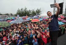 Hujan Deras, Ribuan Masyarakat Padang Tetap Antusias Mengikuti Jalan Santai Partai NasDem Bersama Anies FOTO: Anies Baswedan saat menghadiri kegiatan jalan santai yang dilaksanakan oleh DPD Partai Nasdem Sumatra Barat. Minggu (4/12/2022)
