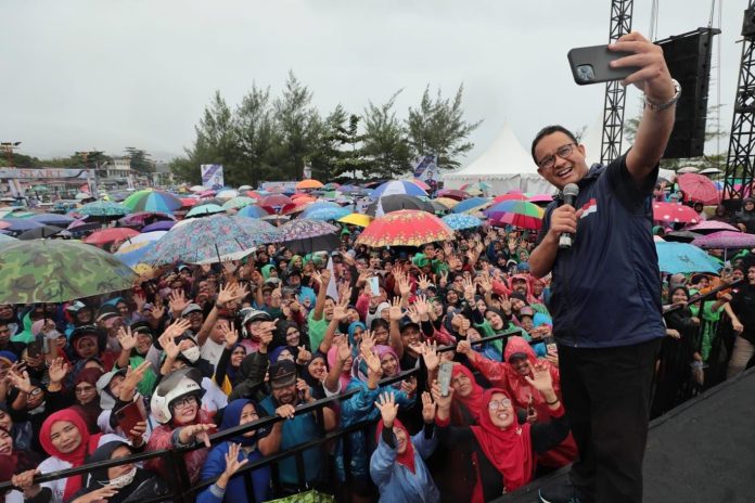 FOTO: Anies Baswedan saat menghadiri kegiatan jalan santai yang dilaksanakan oleh DPD Partai Nasdem Sumatra Barat. Minggu (4/12/2022)