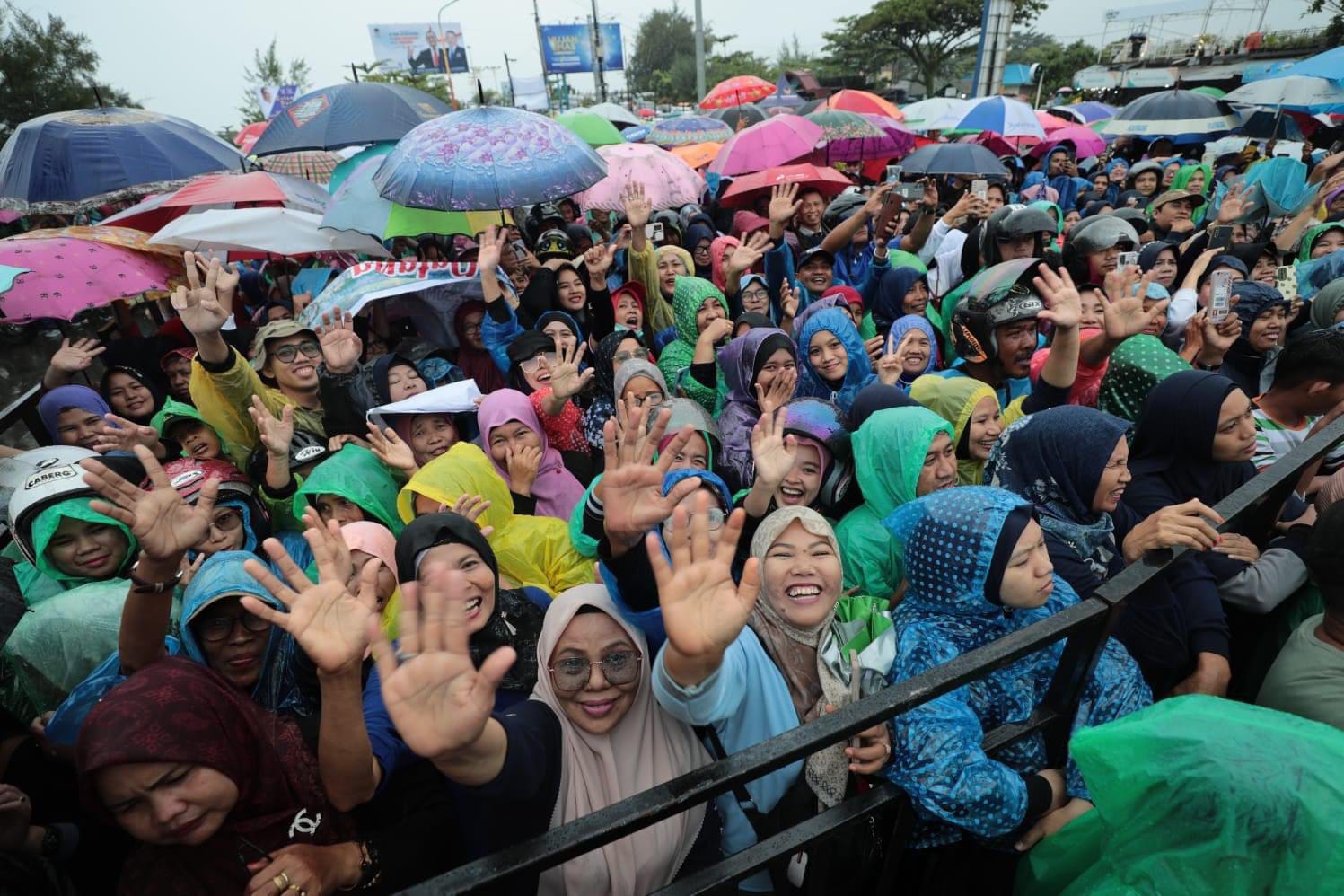 FOTO: Warga Sumatra Barat saat menghadiri kegiatan jalan santai DPD NasDem Sumbar di kota Pandang