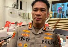 Tingkat Kriminal Jalanan Meninggi, Kepolisian Surabaya Bakal Jemput Setiap Anggota Gangster FOTO: Kombes Pol Akhmad Yusep Gunawan Kapolrestabes Surabaya saat doorstop bersama awak media usai patroli gabungan Minggu dini hari (4/12/2022). Foto: Meilita suarasurabaya.net