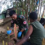 Tindakan Responsif Prajurit Bima Sakti Menolong Korban Lakalalin FOTO: Anggota Satgas Pamtas Yonif 132/BS Pos Skamto saat mengobati warga Kp.Yowong akibat kecelakaan tunggal.