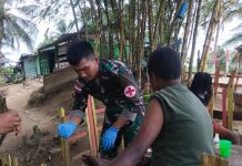 Tindakan Responsif Prajurit Bima Sakti Menolong Korban Lakalalin FOTO: Anggota Satgas Pamtas Yonif 132/BS Pos Skamto saat mengobati warga Kp.Yowong akibat kecelakaan tunggal.
