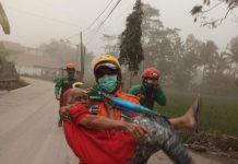 BNPB Pusat: Sebanyak 1.979 jiwa Mengungsi, Belum Dilaporkan Korban Jiwa Akibat Abu Vulkanik Semeru FOTO: Salah satu anggota BNPB saat mengungsikan seorang ibu lanjut usia, (property BNPB)