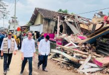 Presiden Kunjungi Cianjur, Pastikan Dimulainya Rekonstruksi dan Bantuan Jangkau Semua Korban FOTO: Presiden Jokowi saat meninjau daerah terdampak gempa di Kampung Munjul, Desa Gasol, Kecamatan Cugenang, Kamis (24/11/2022). (Foto: BPMI Setpres/Laily Rachev)
