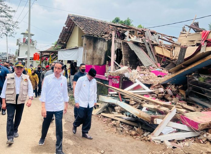 FOTO: Presiden Jokowi saat meninjau daerah terdampak gempa di Kampung Munjul, Desa Gasol, Kecamatan Cugenang, Kamis (24/11/2022). (Foto: BPMI Setpres/Laily Rachev)