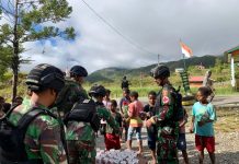 Serbuu!!! Murid Sekolah Datangi Pos Satgas?! Begini Faktanya FOTO: Satgas Yonif Raider 321/GT/13/1 Kostrad Pos Napua membagikan tambahan gizi berupa minuman susu kepada anak-anak siswa SD YPGI Napua, bertempat di Distrik Napua, Kabupaten Jayawijaya, Papua.