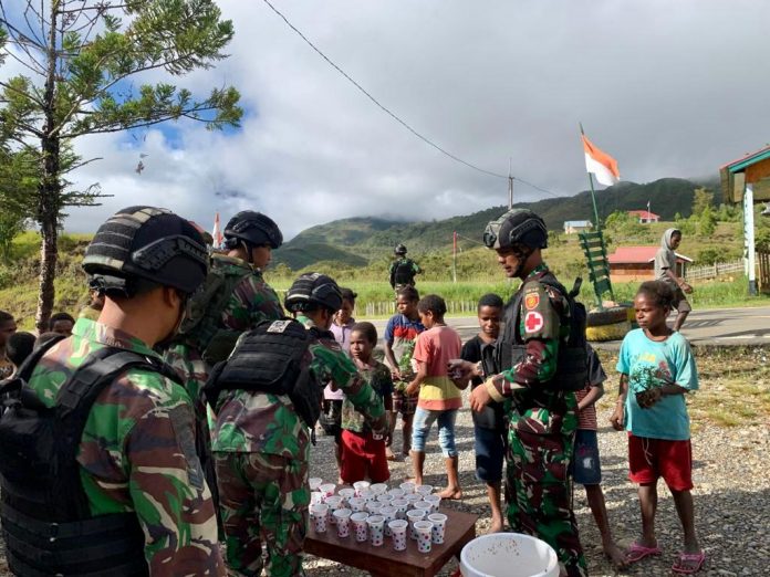 FOTO: Satgas Yonif Raider 321/GT/13/1 Kostrad Pos Napua membagikan tambahan gizi berupa minuman susu kepada anak-anak siswa SD YPGI Napua, bertempat di Distrik Napua, Kabupaten Jayawijaya, Papua.