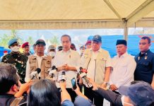 Presiden Beri Keterangannya Usai Meninjau Langsung Progres Penanganan Pasca Bencana Gempa di Cianjur FOTO: Presiden Jokowi saat memberi keterangan pers nya di lokasi bencana gempa Cianjur. Senin (6/12)