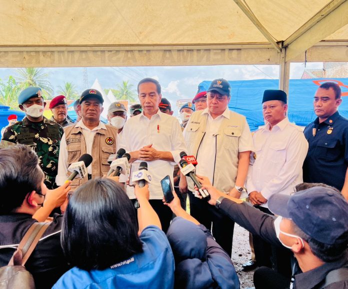 FOTO: Presiden Jokowi saat memberi keterangan pers nya di lokasi bencana gempa Cianjur. Senin (6/12)