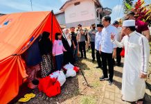 Presiden Tinjau Dampak Gempa di Ponpes Darul Falah Cianjur FOTO: Presiden Jokowi membagikan bantuan untuk pengungsi yang ada di sekitar Ponpes Darul Falah, Desa Jambudipa, Kecamatan Warungkondang, Kabupaten Cianjur, Jawa Barat, Senin (05/12/2022). (Foto: BPMI Setpres/Laily Rachev)