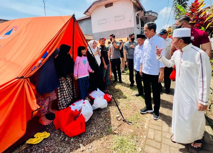 FOTO: Presiden Jokowi membagikan bantuan untuk pengungsi yang ada di sekitar Ponpes Darul Falah, Desa Jambudipa, Kecamatan Warungkondang, Kabupaten Cianjur, Jawa Barat, Senin (05/12/2022). (Foto: BPMI Setpres/Laily Rachev)