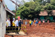 Presiden Tinjau Progres Pembangunan Rumah Tahan Gempa di Cianjur FOTO: Presiden Jokowi saat meninjau progres pembangunan rumah tahan gempa di Desa Sirnagalih, Kecamatan Cilaku, Kabupaten Cianjur, pada Senin (05/12/2022). (Foto: BPMI Setpres/Laily Rachev)
