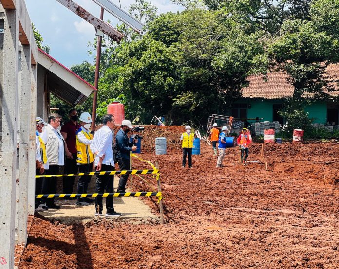 FOTO: Presiden Jokowi saat meninjau progres pembangunan rumah tahan gempa di Desa Sirnagalih, Kecamatan Cilaku, Kabupaten Cianjur, pada Senin (05/12/2022). (Foto: BPMI Setpres/Laily Rachev)