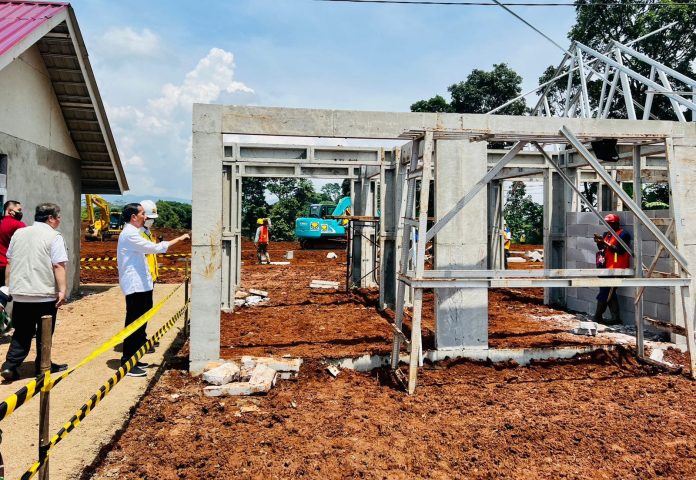 FOTO: Presiden Jokowi mengunjungi pembangunan rumah korban gempa Cianjur, Senin (05/12/2022). (Foto: BPMI Setpres/Laily Rachev)