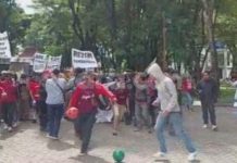 Geruduk Kantor Gubernur Sulsel, Massa Mengaku Suporter PSM Tuntut Pembangunan Stadion Mattoanging FOTO: suporter psm makassar (SuaraSulsel.id/Lorensia Clara Tambing)