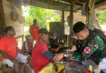 Satgas Pamtas Yonif 132/BS Mengadakan Pelayanan Kesehatan Keliling FOTO: Satgas Pamtas Yonif 132/BS Pos Sawiyatami mengadakan layanan kesehatan gratis secara door to door dalam rangka meningkatkan kualitas kesehatan masyarakat di Kp.Sawiyatami, Distrik Mannem, Kab.Keerom, Prov.Papua. pada Hari Selasa (06/12).