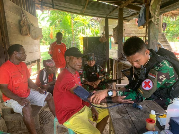 FOTO: Satgas Pamtas Yonif 132/BS Pos Sawiyatami mengadakan layanan kesehatan gratis secara door to door dalam rangka meningkatkan kualitas kesehatan masyarakat di Kp.Sawiyatami, Distrik Mannem, Kab.Keerom, Prov.Papua. pada Hari Selasa (06/12).