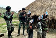 Terkejut!!! Anak Kepala Suku Didatangi Prajurit Kostrad, Ada Apa!? FOTO: Ciptakan suasana kebahagiaan, Personel Satgas Yonif Raider 321/GT/13/1 Kostrad Pos Yigi berikan kejutan ulang tahun Kepada Salah seorang anak penghuni pedalaman, bertempat di Distrik Yigi, Kabupaten Nduga, Papua.