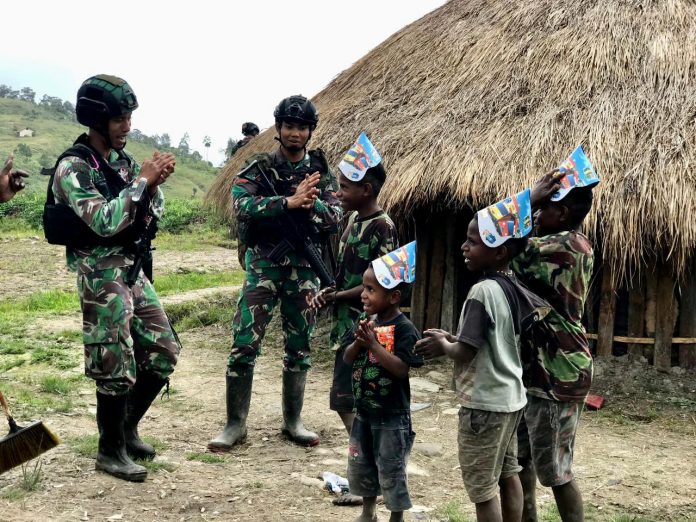 FOTO: Ciptakan suasana kebahagiaan, Personel Satgas Yonif Raider 321/GT/13/1 Kostrad Pos Yigi berikan kejutan ulang tahun Kepada Salah seorang anak penghuni pedalaman, bertempat di Distrik Yigi, Kabupaten Nduga, Papua.