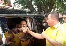 Di Riau, Kader Partai Golkar Hadir dalam Deklarasi Anies Capres FOTO: Mantan Bupati Rokan Hulu yang juga eks Ketua DPRD Riau Suparman berbaju kuning saat menyalami Anies Baswedan (Sumber foto Relawan Anies)