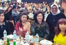 Tahun Kesembilan Melody Group, Warni Saharuddin: Tetap Kompak FOTO: Warni Saharuddin diantara para pengurus Melody Group, diacara Anniversary tahun ke sembilan komunitas itu di Gedung Runtono Jl Gunung Bawakaraeng kota Makassar. Senin (5/12/2022)