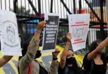 DPR: Tok, Resmi RKUHP Jadi KUHP FOTO: Aksi penolakan rencana pengesahan RKUHP di luar Gedung DPR di Jakarta, Senin 5 Desember 2022 kemarin.