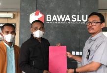 Dianggap Curi Start Kampanye Pilpres, APCD Laporkan Anies dan Partai NasDem ke Bawaslu FOTO: Koordinator Aliansi Pemuda Cinta Demokrasi (APCD) saat melaporkan Bacalon Pilpres usungan partai NasDem Anies Rasyid Baswedan ke Bawaslu Pusat.