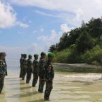 Kabar Pulau Widi Bakal Dilelang di AS, Kodim 1509/Labuha, Kibarkan Bendera Merah Putih FOTO: TNI AD melalui Komando Distrik Militer (Kodim) 1509/Labuha, mengibarkan bendera Merah Putih di pinggir Pantai Kepulauan Widi. (Antara/Abdul Fatah)