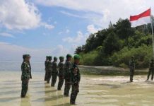 Kabar Pulau Widi Bakal Dilelang di AS, Kodim 1509/Labuha, Kibarkan Bendera Merah Putih FOTO: TNI AD melalui Komando Distrik Militer (Kodim) 1509/Labuha, mengibarkan bendera Merah Putih di pinggir Pantai Kepulauan Widi. (Antara/Abdul Fatah)