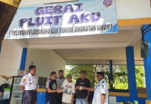 Dishub Bulukumba Bantu Biaya Izin Trayek kepada Sopir Angkutan FOTO: Pemkab Bulukumba melalui Dinas Perhubungan (Dishub) menyerahkan subsidi transportasi umum melalui bantuan sosial kartu pengawasan dan izin trayek tahun 2022.