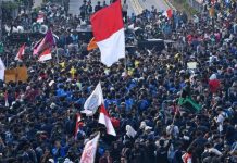 KUHP Mengekang Kebebasan Berpendapat, BEM UI Sebut Mahasiswa Bakal Konsolidasi Nasional Menolak FOTO: Mahasiswa dari sejumlah elemen mahasiswa se-Jabodetabek berunjuk rasa di depan kompleks Parlemen, Senayan, Jakarta, Senin (23/9/2019). Ribuan mahasiswa yang berasal dari sejumlah elemen mahasiswa se-Jabodetabek turun ke jalan berdemonstrasi menolak UU KPK dan pengesahan RUU KUHP. ANTARA FOTO/Aditya Pradana Putra/wsj.(ANTARA FOTO/ADITYA PRADANA PUTRA)