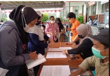 Pendamping PKH Tunjuk Suplayer, Korkap Sebut Langgar Aturan, WRC Minta Dinas Sosial Bulukumba Turun Tangan FOTO: Pembagian bantuan pangan dari Kementerian Sosial di Kabupaten Bulukumba.