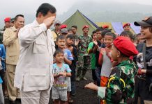 Survei LSJ, Elektabilitas Prabowo di 32,3 Persen, Singkirkan Anies dan Ganjar FOTO: Menteri Pertahanan Prabowo Subianto, saat menghormati seorang bocah di pengungsian menggunakan baju doreng.