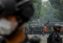 Bom Bunuh Diri, Mabes Polri Turunkan Tim Densus 88 Antiteror di Mapolsek Astana Anyar FOTO: Anggota Brimob berjaga di Polsek Astana Anyar, Kota Bandung, Jawa Barat, usai ledakan bom bunuh diri yang terjadi pada hari ini, Rabu 7 Desember 2022 sekira pukul 8.20 WIB. /Pikiran Rakyat/Rafi Fadhillah Rizqullah