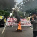 Aksi Mahasiswa Tolak Kedatangan Anies di Makassar, Psikologi Politik UNM: Terkesan Digerakkan Kelompok Kepentingan FOTO: Demo tolak kedatangan Anies Baswedan di Jalan Urip Sumiharjo, Kota Makassar. Selasa, 6 Desember 2022. (KEK)